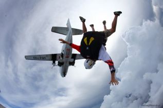 Skoki spadochronowe w prezencie – jak zrobić bliskiej osobie niezwykłą niespodziankę?